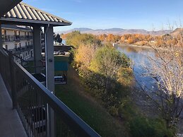 Riverland Inn & Suites