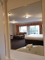 Riverland Inn & Suites