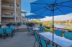 Riverland Inn & Suites