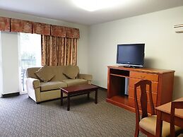 Riverland Inn & Suites