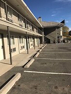 Riverland Inn & Suites