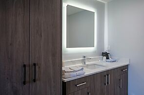 Riverland Inn & Suites