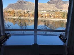 Riverland Inn & Suites