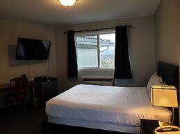 Riverland Inn & Suites