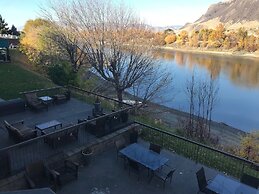 Riverland Inn & Suites