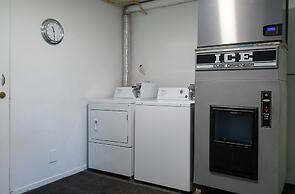 Riverland Inn & Suites