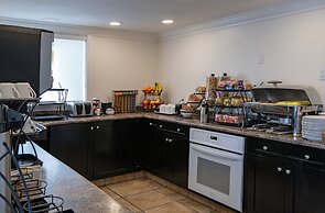 Riverland Inn & Suites