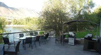 Riverland Inn & Suites