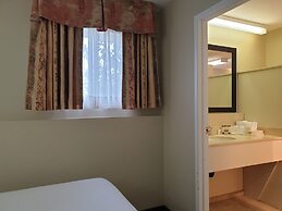 Riverland Inn & Suites