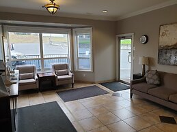 Riverland Inn & Suites