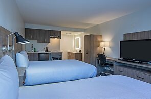 Riverland Inn & Suites