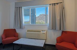 Riverland Inn & Suites