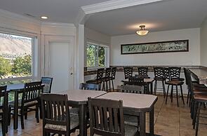 Riverland Inn & Suites