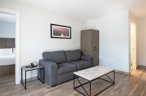 Riverland Inn & Suites