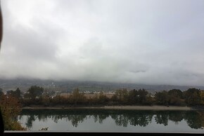 Riverland Inn & Suites