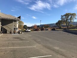 Riverland Inn & Suites