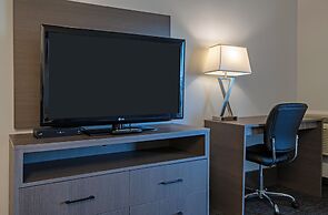 Riverland Inn & Suites