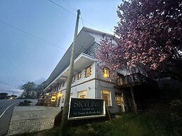 Skyline Village Inn