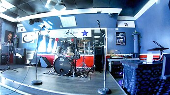 R Nite Star Inn & Suite