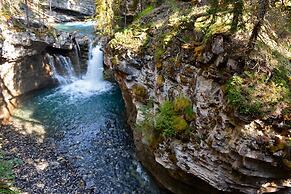 Johnston Canyon Lodge and Bungalows