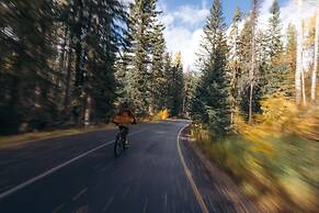 Johnston Canyon Lodge and Bungalows