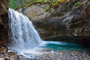 Johnston Canyon Lodge and Bungalows