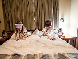 Johnston Canyon Lodge and Bungalows