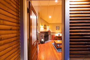 Johnston Canyon Lodge and Bungalows