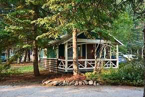Johnston Canyon Lodge and Bungalows