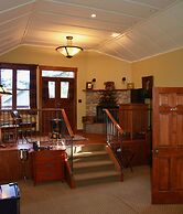 Johnston Canyon Lodge and Bungalows