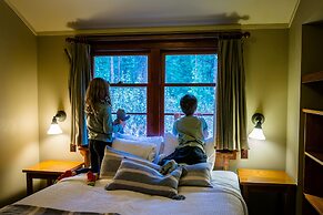 Johnston Canyon Lodge and Bungalows