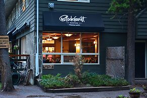 Johnston Canyon Lodge and Bungalows