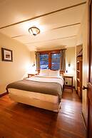 Johnston Canyon Lodge and Bungalows