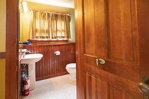 Johnston Canyon Lodge and Bungalows