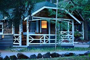 Johnston Canyon Lodge and Bungalows