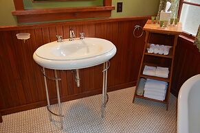 Johnston Canyon Lodge and Bungalows