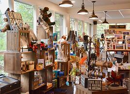 Johnston Canyon Lodge and Bungalows