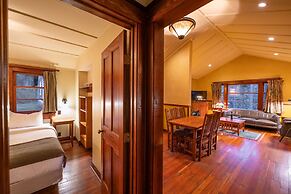 Johnston Canyon Lodge and Bungalows