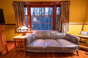 Johnston Canyon Lodge and Bungalows