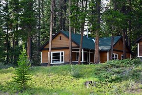Johnston Canyon Lodge and Bungalows