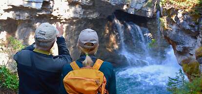 Johnston Canyon Lodge and Bungalows