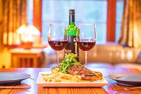 Johnston Canyon Lodge and Bungalows