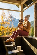Johnston Canyon Lodge and Bungalows