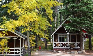 Johnston Canyon Lodge and Bungalows