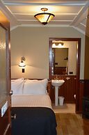 Johnston Canyon Lodge and Bungalows