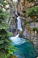 Johnston Canyon Lodge and Bungalows