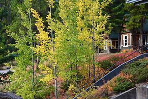 Johnston Canyon Lodge and Bungalows