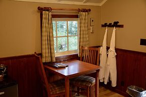 Johnston Canyon Lodge and Bungalows