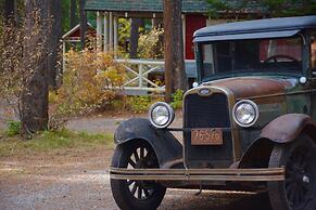 Johnston Canyon Lodge and Bungalows