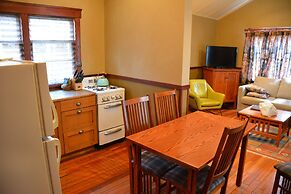 Johnston Canyon Lodge and Bungalows